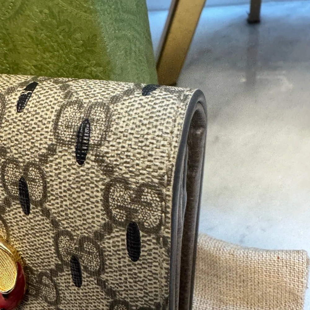 Limited Edition Gucci Supreme Strawberry Compact Wallet - Picture 4 of 10